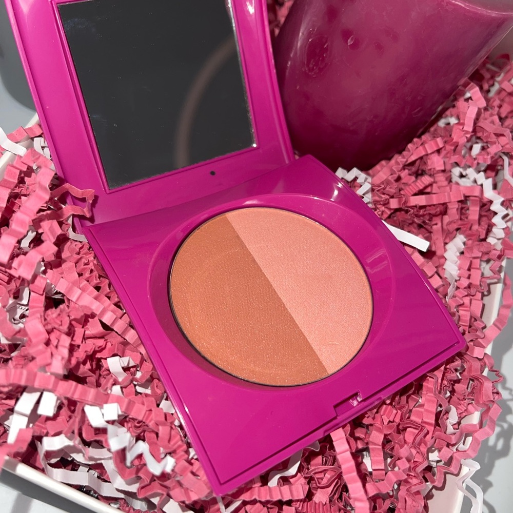 Hey girls… I have this amazing blush/contour makeup… perfect size to traveling…